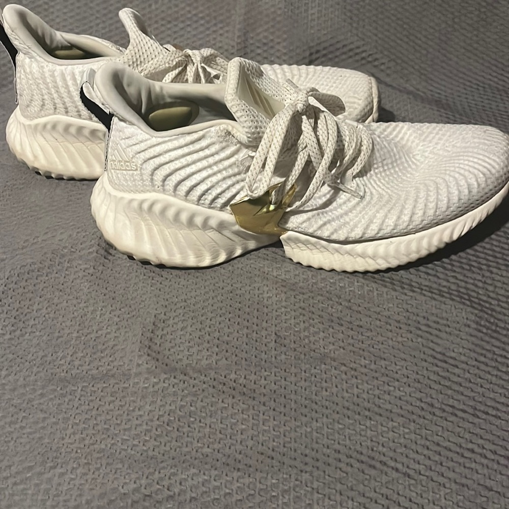 Men’s White Running shoes with gold trim 9.5